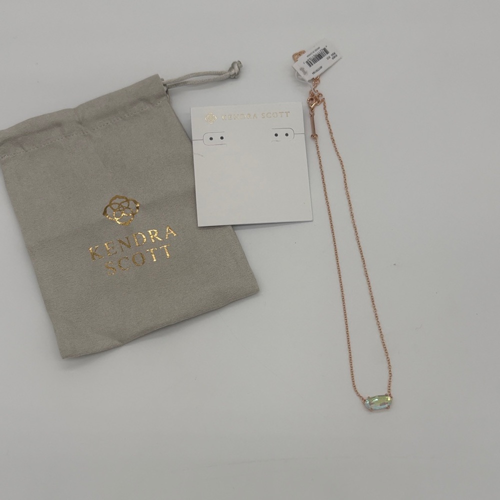 NWT Kendra Scott Ever pendant necklace in rosegold metal and dichroic glass